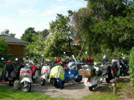 17-Vespa parkering hos Rolf og Hanne.JPG (239194 byte)